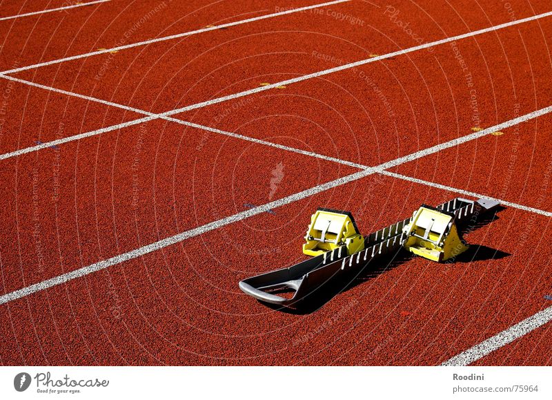 schon weg Leichtathletik 100 Sport Tartan Stadion Laufsport 100 Meter Lauf Sprinter Athlet Geschwindigkeit Sportveranstaltung Olympiade Startblock Ausdauer