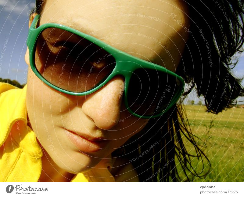 Blick zur Sonne Sonnenbrille Sommer Sonnenstrahlen Licht angenehm Porträt Frau erleuchten Wärme Wind Haare & Frisuren wehen Landschaft Gesicht face Mensch