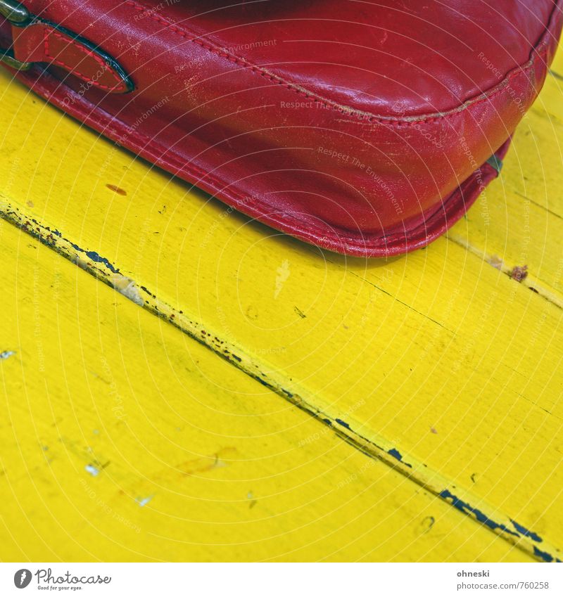 Die Handetasche Tasche Handtasche Tisch Holz alt gelb rot Leder Farbfoto mehrfarbig Außenaufnahme Strukturen & Formen Textfreiraum unten Textfreiraum Mitte