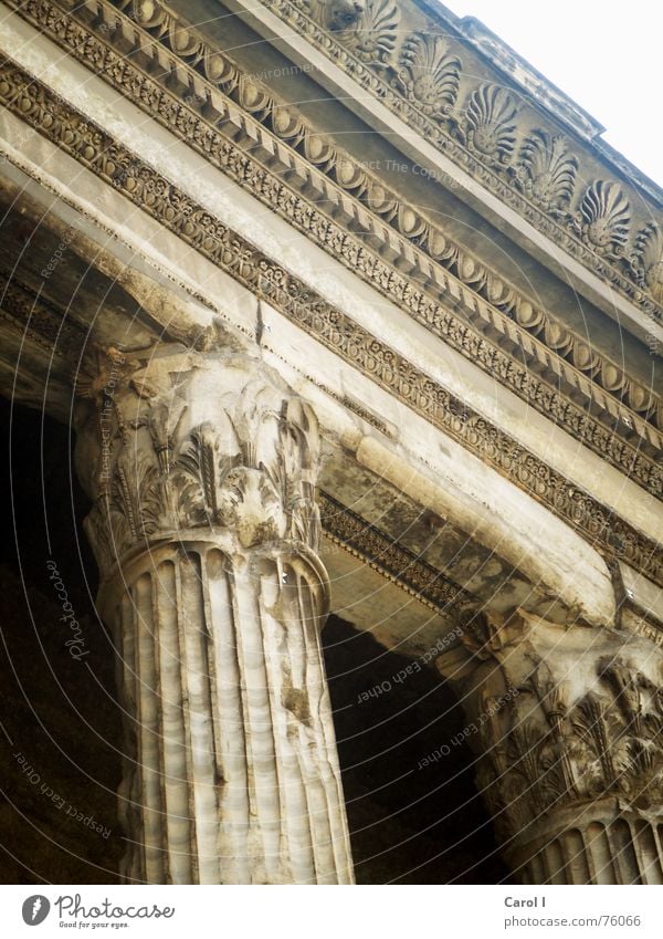 Alle Wege führen nach Rom Italien Säulenkapitell Dachgiebel historisch Kunst Römerzeit Gebäude groß wuchtig Strebe Mauer Dorischer Baustil schwarz Sand verziert