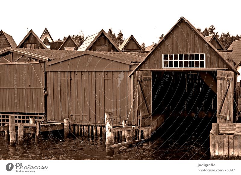 Bootshäuser Bootshaus Wasserfahrzeug Haus Dach Holz See Vorpommersche Boddenlandschaft Fischland-Darß-Zingst Ahrenshoop oben leer Hütte Spitze Hafen Tür Tor