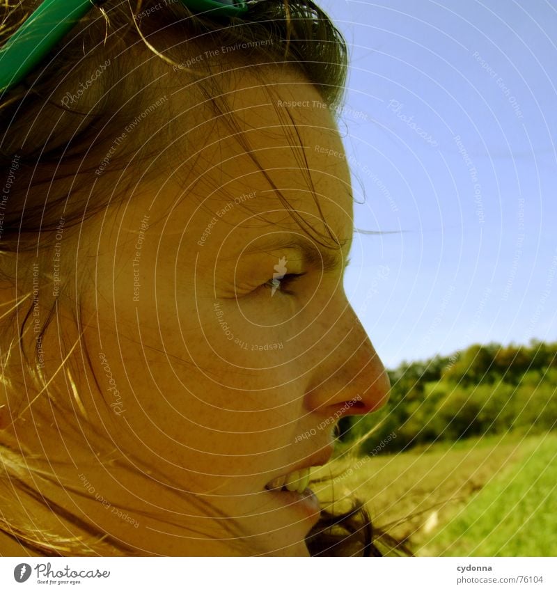 Wind-Kind II Sommer Sonnenstrahlen angenehm Porträt Frau erleuchten Silhouette Wärme Haare & Frisuren wehen Landschaft Gesicht face Mensch Blick Schatten Profil
