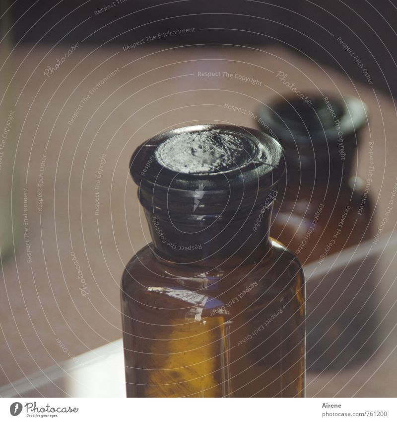 Fragen Sie Ihren Arzt oder Apotheker Glas braun Flasche Fläschchen Glasflasche altmodisch Innenaufnahme Alternativmedizin Medikament Verpackung schwarz