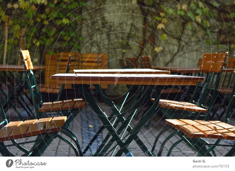 da wär dann der Tisch :-) Gartentisch Gläserrücken Stuhl Biergarten Herbst Jahreszeiten Holz Gastronomie Biertische biergartentische balkontisch stuhlrücken