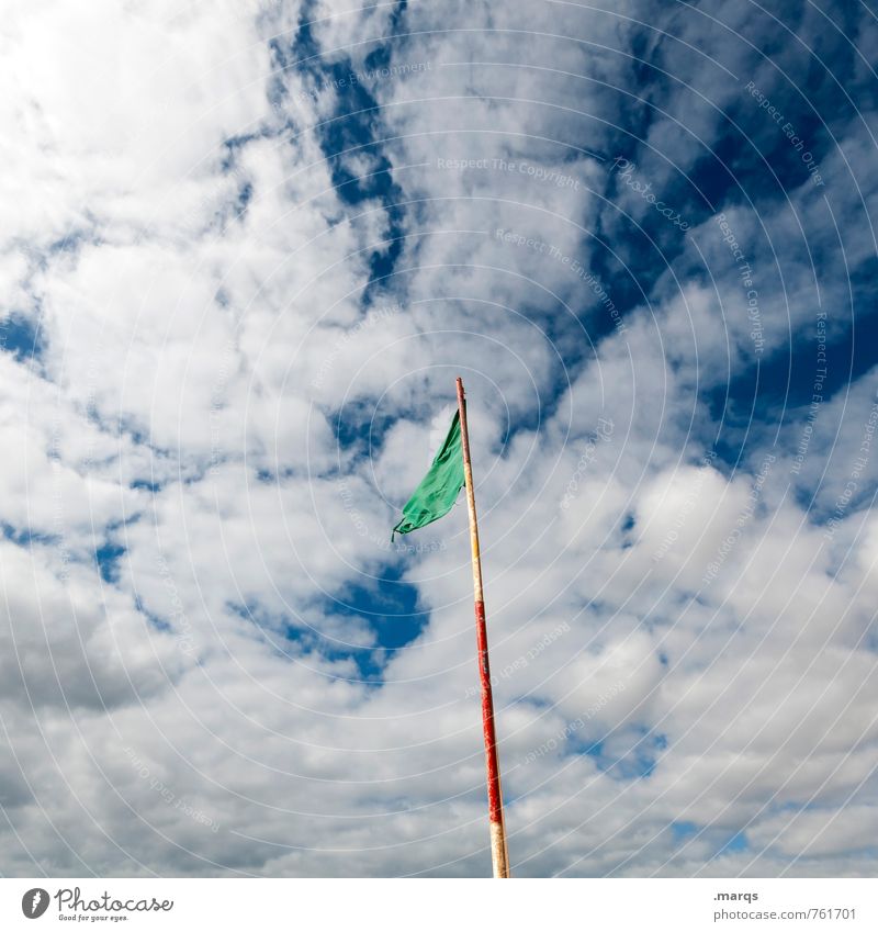 Flagge Sommerurlaub Himmel Wolken Schönes Wetter Zeichen Fahne ästhetisch Freiheit Natur Stimmung Wind wehen Farbfoto Außenaufnahme Menschenleer