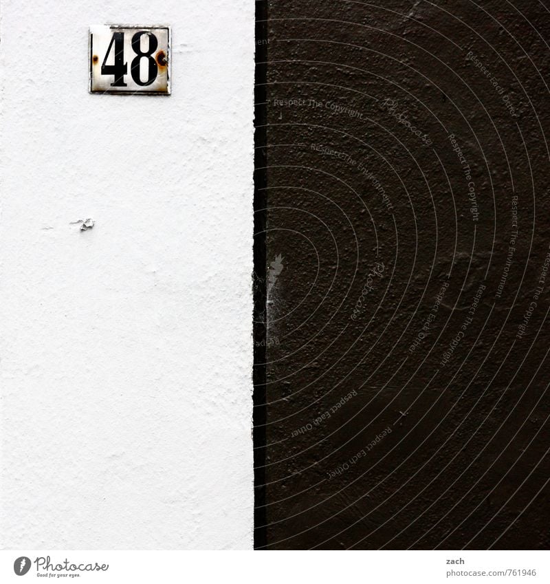 Schwarzweißfotografie Altstadt Haus Gebäude Architektur Mauer Wand Fassade Namensschild Zeichen Schriftzeichen Ziffern & Zahlen Schilder & Markierungen