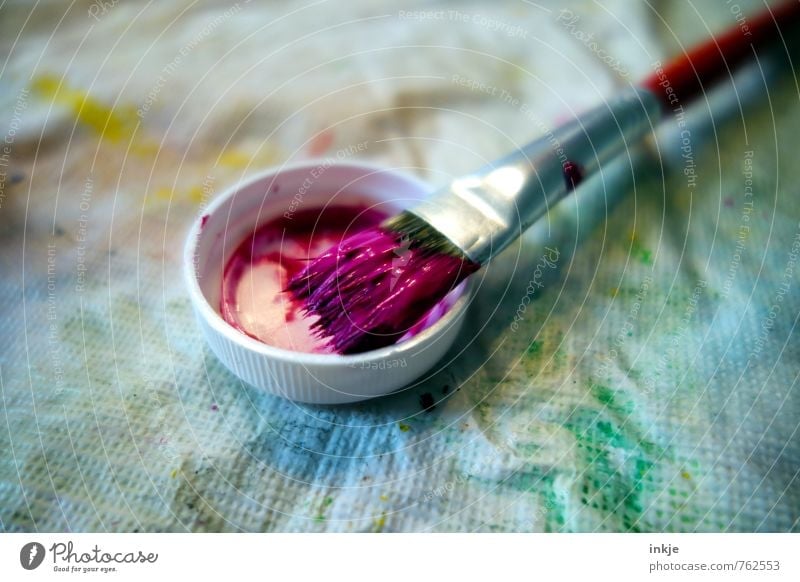 die Farbe lila Lifestyle Freude Freizeit & Hobby malen Kunst Pinsel Farbstoff violett Verschlussdeckel Farbspur liegen frisch nass mehrfarbig Gefühle