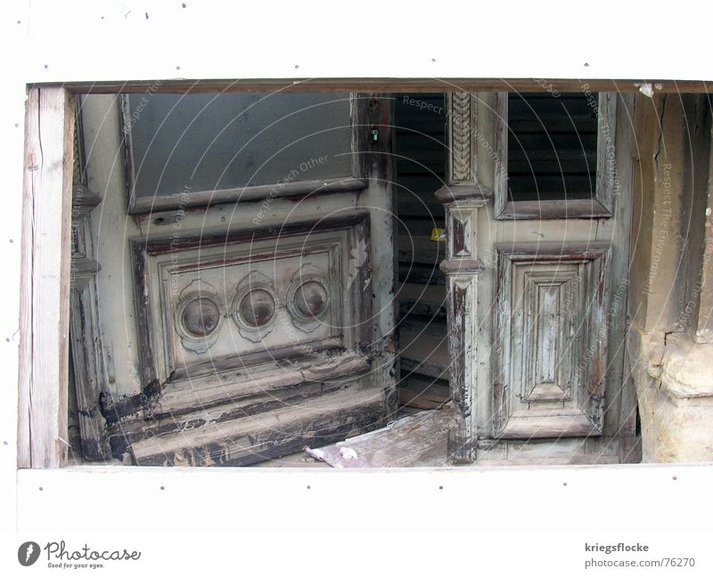 Türrahmen weiß grau Haus Holz Muster gesperrt kaputt alt streichen Farbe offen Eingangstür
