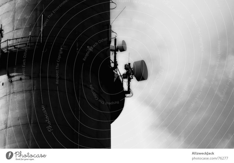 Der Lauschangriff Antenne Wolken Außenaufnahme schwarz weiß Funktechnik hören Schornstein Turm Himmel Schwarzweißfoto funkantenne Funken