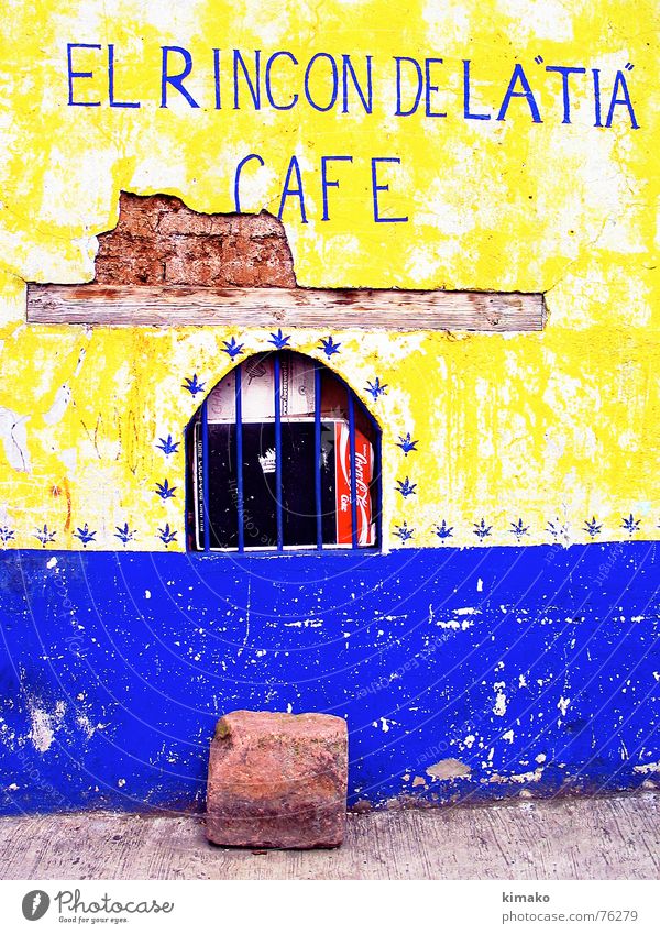 El rincón de la Tia Café gelb Fenster Mexiko verfallen Buchstaben Schriftzeichen old blue stone street window Kitsch alt blau Stein Straße