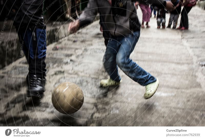 Streetsoccer Sport Fußball Ball maskulin Kind Junge Beine Spielzeug Bewegung Dynamik Straße Pflastersteine Jeanshose Nepal lukla Spielen Freizeit & Hobby