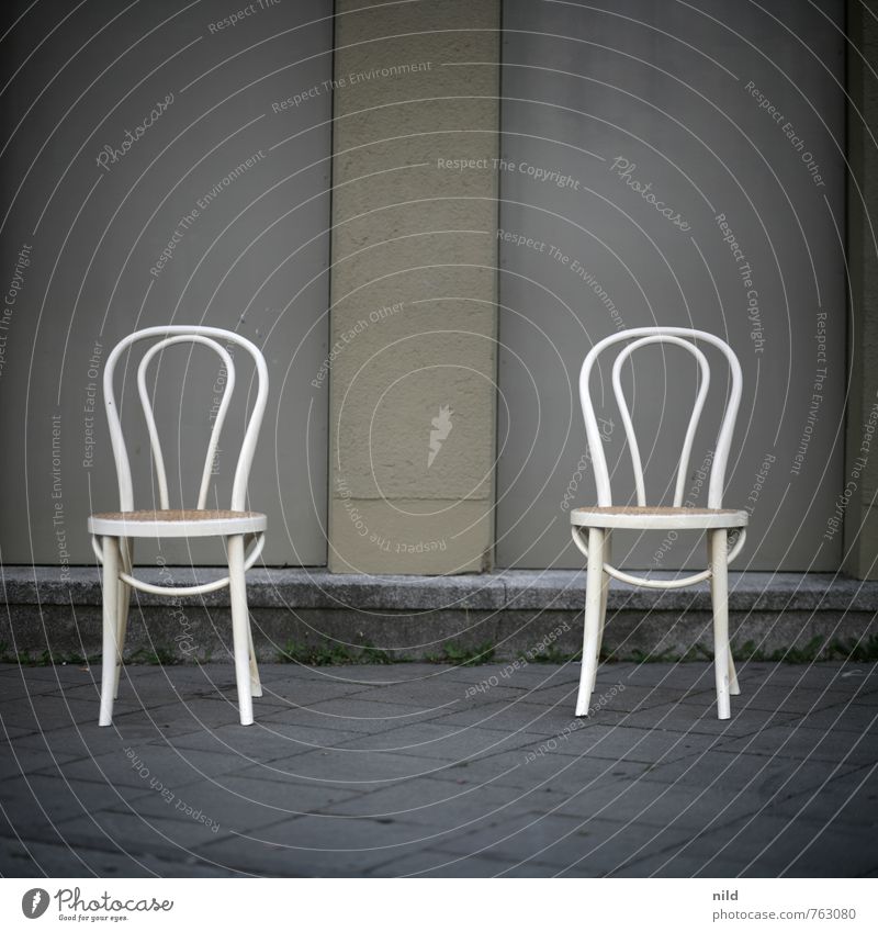 Zwei Stühle – keine Meinung Wohnung Umzug (Wohnungswechsel) Möbel Stuhl Menschenleer Mauer Wand Stein Beton sitzen Zusammensein grau Trennung Farbfoto