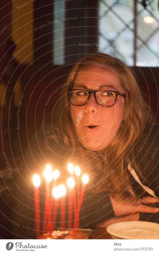 luftholen Kerzen Frau pusten Geburtstag brennen feiern Party