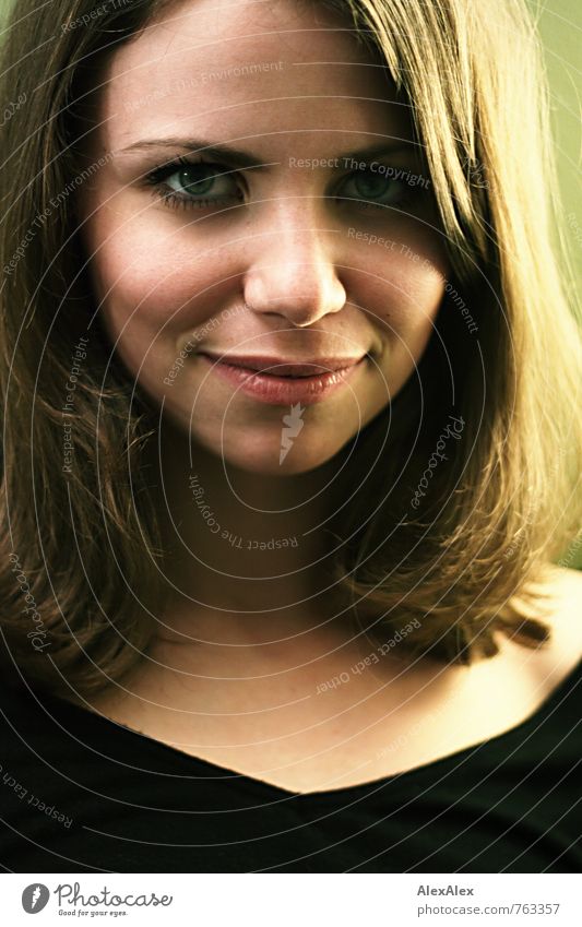 Portrait von Mimi elegant Stil schön Junge Frau Jugendliche Haare & Frisuren Gesicht 18-30 Jahre Erwachsene T-Shirt brünett langhaarig beobachten Lächeln Blick