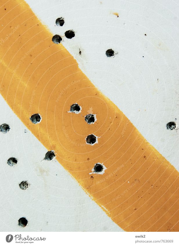 Minigolf Holz Zeichen Schilder & Markierungen Hinweisschild Warnschild klein nah gefährlich Risiko Einschüsse schießen Spuren Loch Streifen orange weiß viele