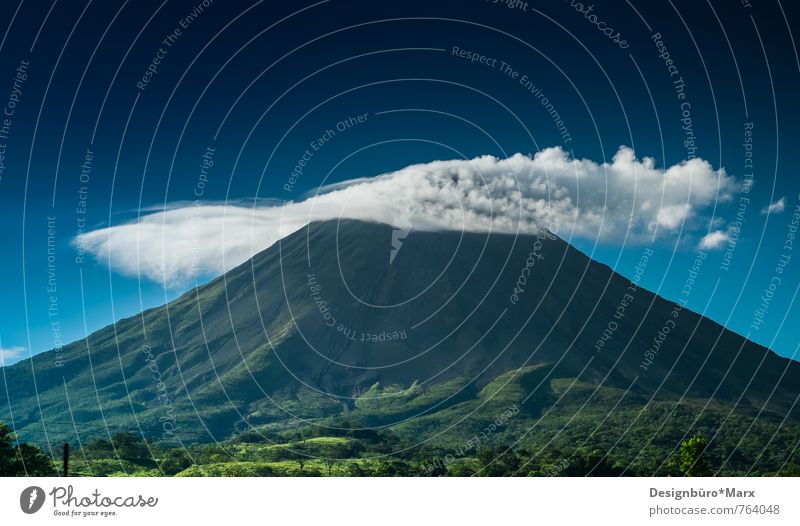 Costa Rica - Arenal Vulkan Umwelt Natur Landschaft Urelemente Erde Feuer Himmel Wolken Urwald Sehenswürdigkeit Abenteuer exotisch Sorge Farbfoto Außenaufnahme