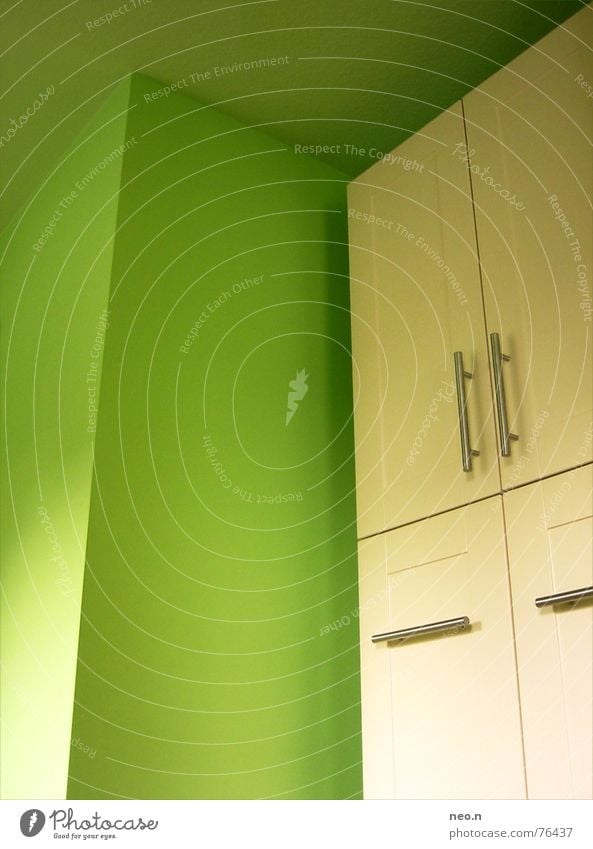 Küchenschrank Architektur modern grün weiß Farbe Schrank Wand Griff Ecke Farbfoto Innenaufnahme Kunstlicht Schatten Blick nach oben