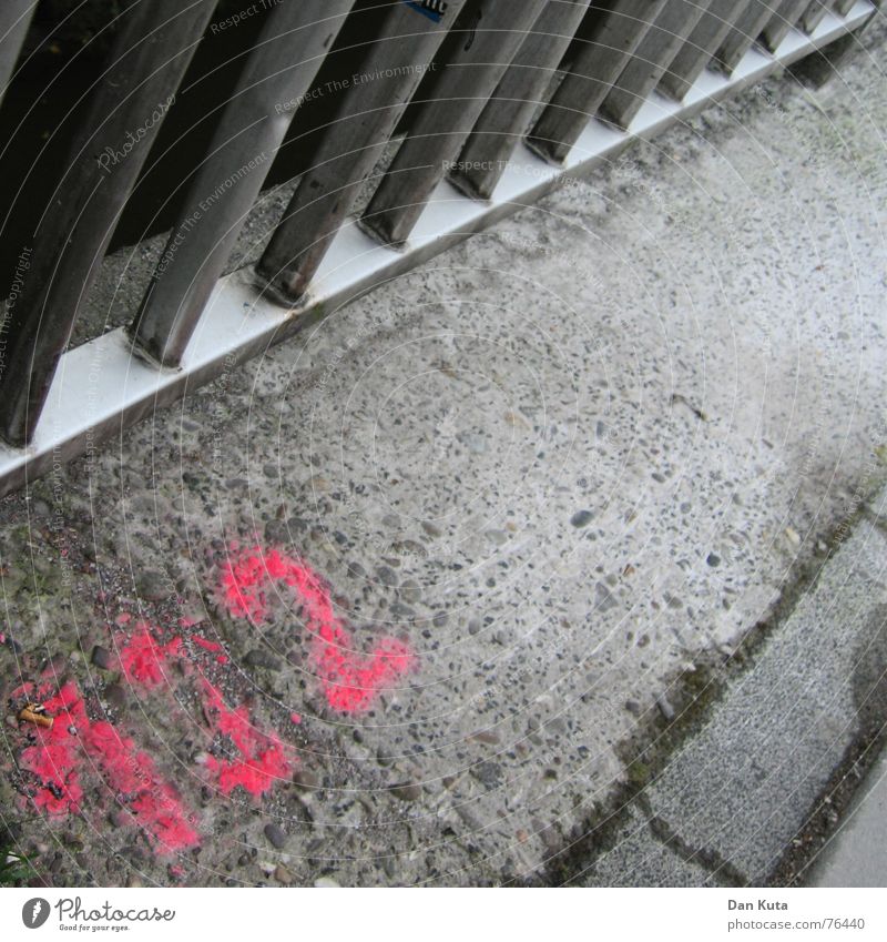 132 - oder: Gitter, Asphalt und Bordstein Spray sprühen Neonlicht Bordsteinkante grau trist Metall Bodenbelag Farbe Schilder & Markierungen Brücke
