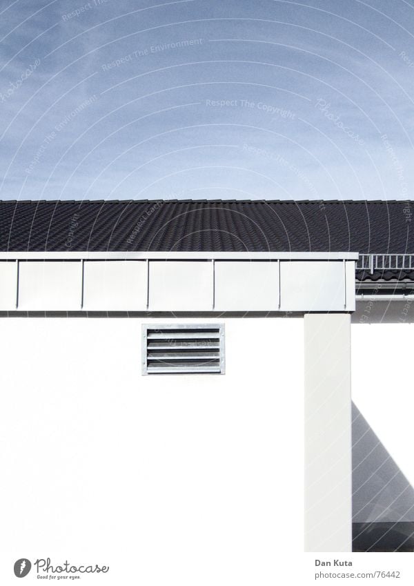 Moderne Einkaufswelt gerade Strukturen & Formen weiß grau Dach Wolken Himmel Linie blau lüftungsgitter Schatten Architektur