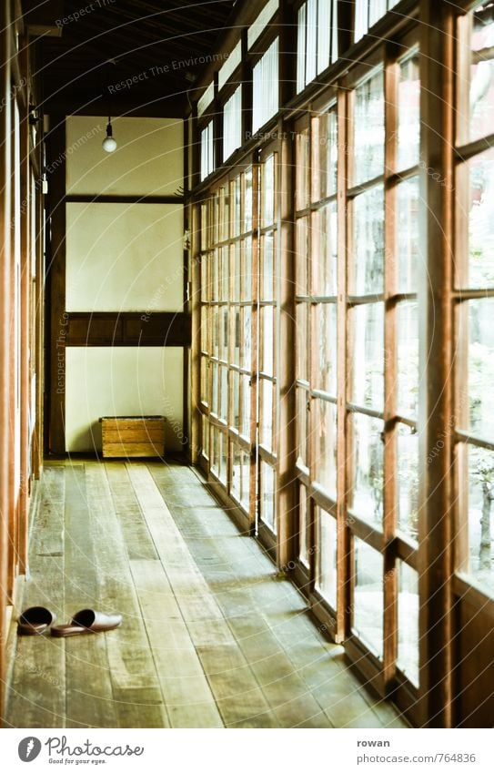flur Haus Einfamilienhaus Bauwerk Gebäude Architektur Fassade Fenster hell Holz Holzfußboden Hausschuhe Wohnung Häusliches Leben Japanisch Tradition Licht Flur