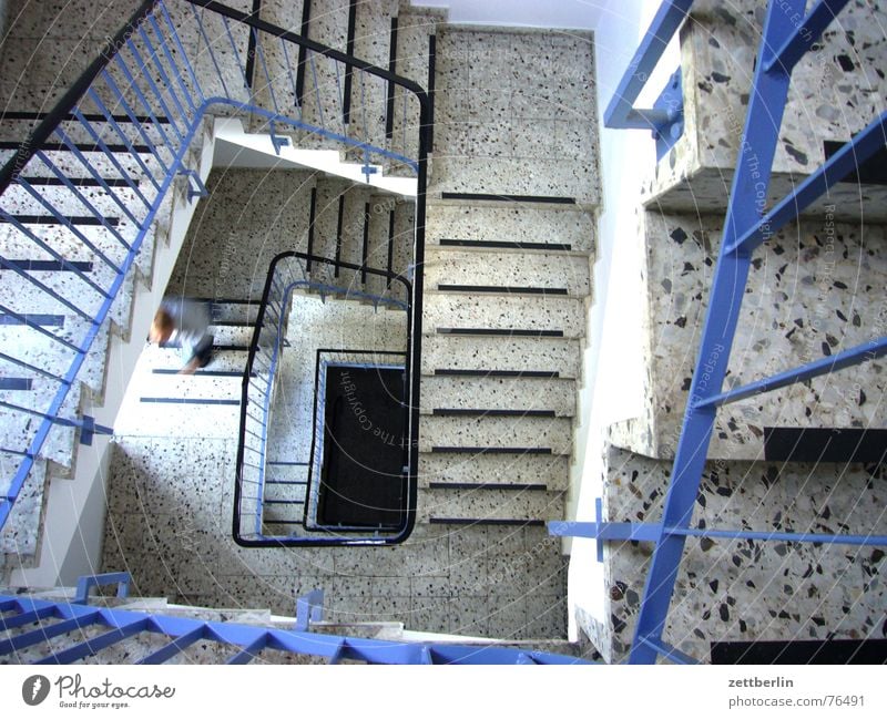 Treppe Wendeltreppe Granit Terrakotta Treppenhaus aufwärts abwärts aufsteigen Karriere Mann Treppenabsatz Geländer blau Abstieg Insolvenz Mensch