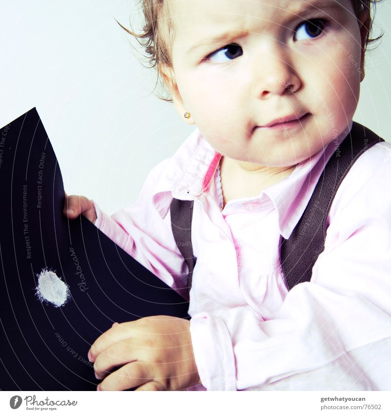 Das Kind, der Punkt und viele Zweifel Mädchen Baby Zopf Porträt Papier schwarz Fragen erstaunt niedlich schön süß lustig klein Kopf Haare & Frisuren Farbe Blick