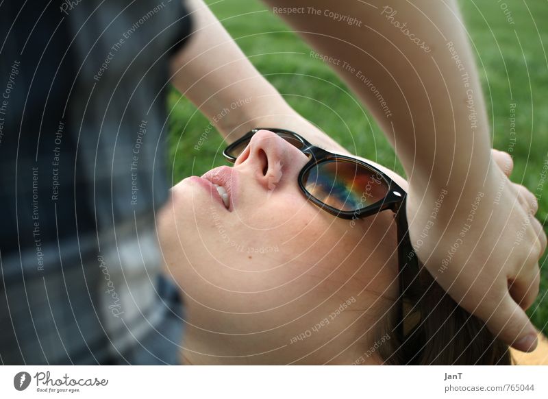 Rainbow Glasses Frau Erwachsene Kopf Gesicht Nase Mund 1 Mensch 18-30 Jahre Jugendliche Gras Park Hemd Sonnenbrille Denken genießen liegen lernen träumen