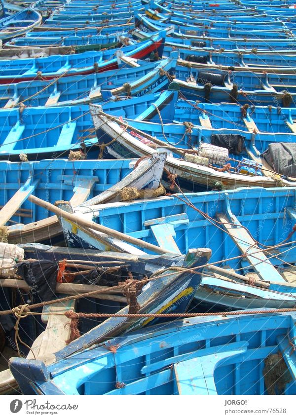Holzboot-Himmel Wasserfahrzeug Meer See hell-blau Reihe Kette holzboot Bank Seil Paddel ausgefüllt