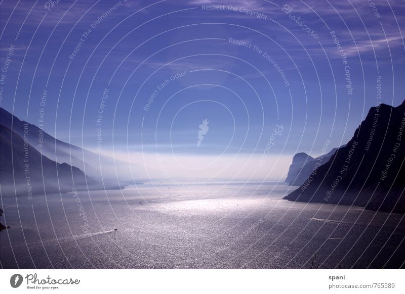 Gardasee im Nebel Wassersport Umwelt Landschaft Berge u. Gebirge Gipfel Wellen See ästhetisch maritim blau schwarz weiß Freiheit Ferne Farbfoto Außenaufnahme