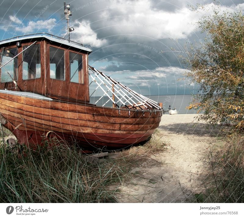 Gestrandet Fischerboot Wasserfahrzeug Strand Usedom Bansin Badestelle Angler Meer Herbst Himmel Küste Ostsee auf den strand setzen auf grund treiben