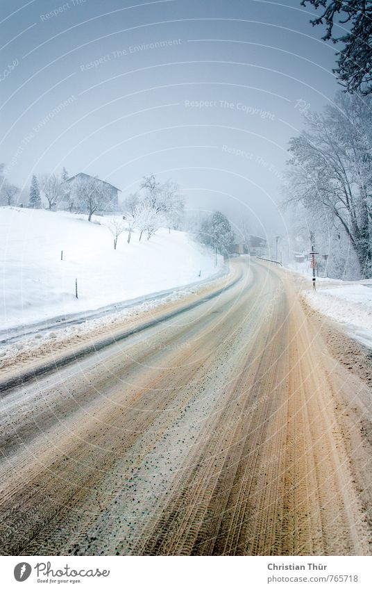 Winterstrasse Wolkenloser Himmel schlechtes Wetter Schnee Schneefall Kleinstadt Menschenleer Straßenverkehr Autofahren Ferien & Urlaub & Reisen blau braun grau