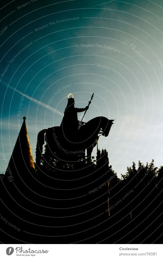 standhaft stolz Pferd stark Waffe Heiligenschein Budapest Fischerbastei schwarz dunkel Licht Tourismus Himmel Wahrzeichen Denkmal historisch Ungar Reiter rider