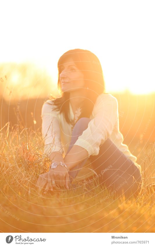 Sommer Glück harmonisch Wohlgefühl Erholung ruhig Sonne Mensch feminin Frau Erwachsene 1 30-45 Jahre Sonnenaufgang Sonnenuntergang Sonnenlicht Frühling