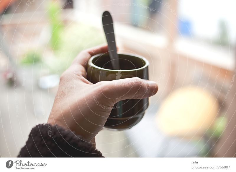 kaffee Getränk Kaffee Tasse Löffel feminin Hand trinken festhalten haltend Farbfoto Innenaufnahme Tag