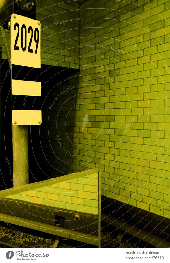 2029 Fuge Wand Spiegel Spiegelbild Nummernschild U-Bahn grün Gleise Raum Tunnel u-bahnhof samariterstr. Fliesen u. Kacheln Schilder & Markierungen Bahnhof Stein