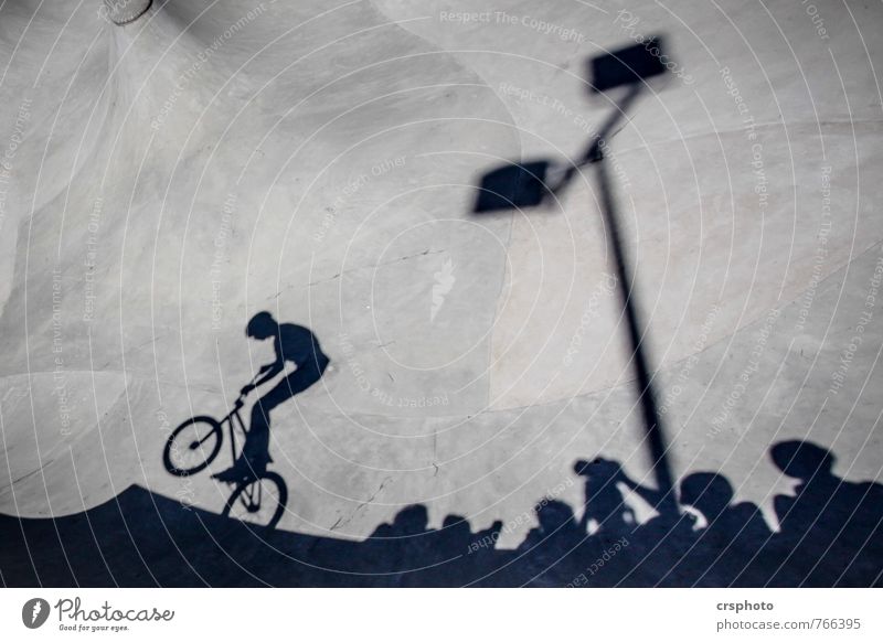 Shoot`em Freizeit & Hobby Biken Sportler Fahrradfahren Halfpipe Kind Mensch Menschengruppe Beton springen ästhetisch Schatten Sportpark Publikum Schwarzweißfoto