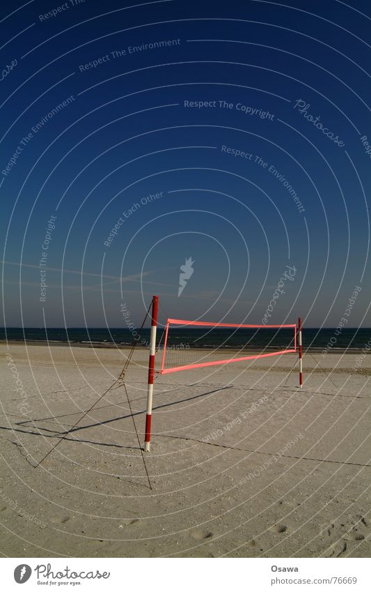 Echo des Sommers 2 Strand Meer Volleyball Volleyballnetz Volleyballfeld rot weiß gestreift himmelblau Sport Sand Wasser Pfosten abspannung Himmel