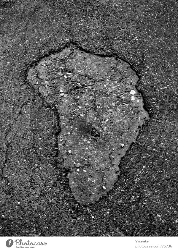 African Asphalt Afrika Schlagloch schwarz weiß grau Teer Straßenbelag Kontinente Silhouette obskur Schwarzweißfoto Riss Loch Stein africa tarmac pothole road