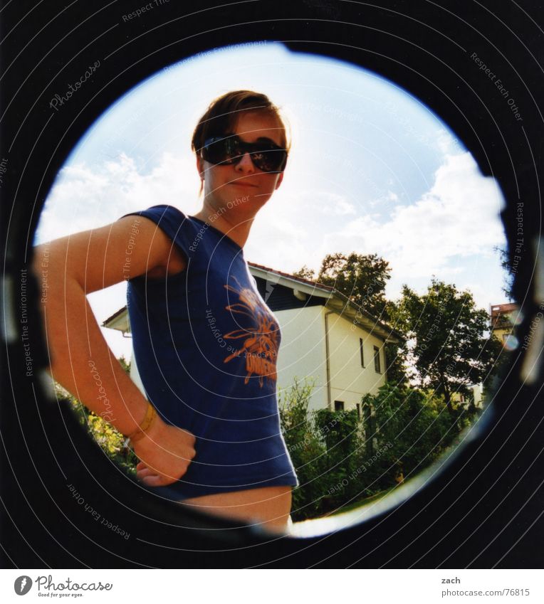 ExtremindieRöhregucking rund Sonnenbrille trotzig zeigen Frau Schlüsselloch Brille Gefühle beobachten Freude Loch Haut anna Bauch