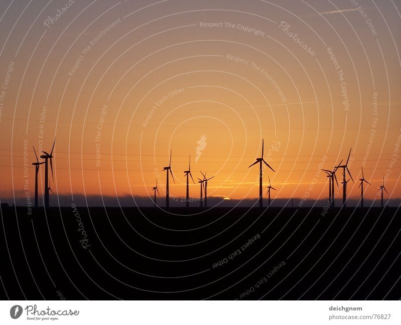 Windpark am Abend Elektrizität alternativ Sonnenuntergang Küste Dämmerung Windkraftanlage Energiewirtschaft regenerativ