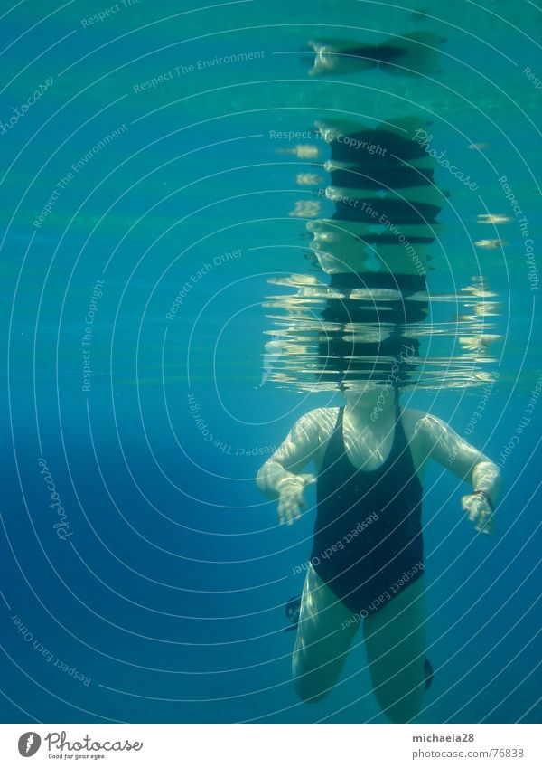 Kopflos gehen wir unter Mädchen Europäer Frau Badeanzug schwarz ertrinken Unterwasseraufnahme mystisch tauchen kopflos Reflexion & Spiegelung Wellen Schweben