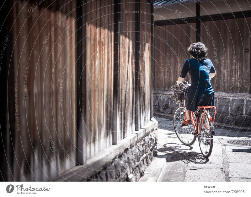 abbiegen Mensch feminin Junge Frau Jugendliche Erwachsene Fahrradfahren Neugier Wärme blau rot Fahrradtour Wege & Pfade Ausflug Kurve Sonne sommerlich Sommer