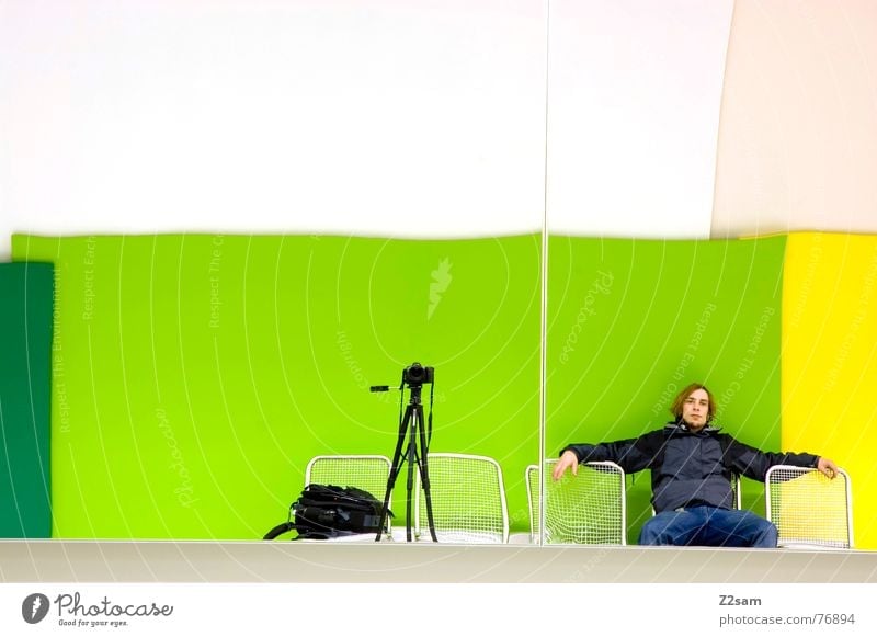 what´s up Stativ Rucksack Erholung grün Wand Fotografieren Spiegel Spiegelbild Mensch man sitzen Fotokamera warten Bank Sitzgelegenheit Farbe cam camera