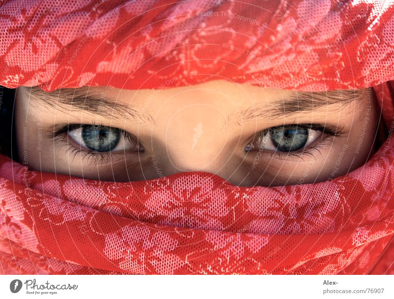 Reiß dich los Turban Kopftuch Arabien Araber Ägypten rot Blume Muster tief schön gefesselt Physik heiß Kind Mädchen Völker Bewohner Auge blau Tuch Blick