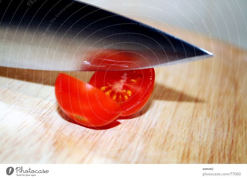 Cut'o'Mato Lebensmittel Gemüse Ernährung Messer Küche klein lecker Spitze rot Schmerz Farbe Tod Trennung Teilung Schneidebrett Tomate Klinge tomato knife cut