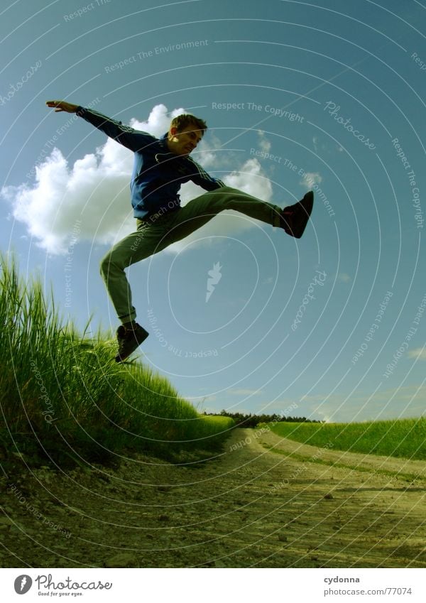 Spring Dich frei! #11 Mann Jacke Kapuzenjacke Gras Feld Sommer Gefühle springen hüpfen verrückt Spielen Körperhaltung schreien Jugendliche Mensch