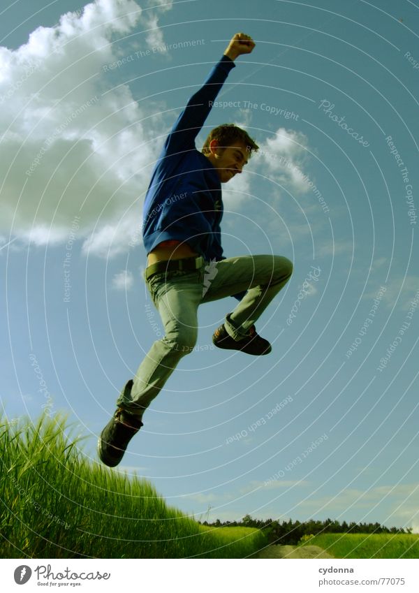 Spring Dich frei! #12 Mann Jacke Kapuzenjacke Gras Feld Sommer Gefühle springen hüpfen verrückt Spielen Körperhaltung schreien Jugendliche Mensch