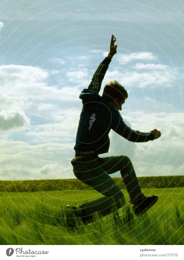 Spring Dich frei! #13 Mann Jacke Kapuzenjacke Gras Feld Sommer Gefühle springen hüpfen verrückt Spielen Körperhaltung schreien Jugendliche tauchen Mensch