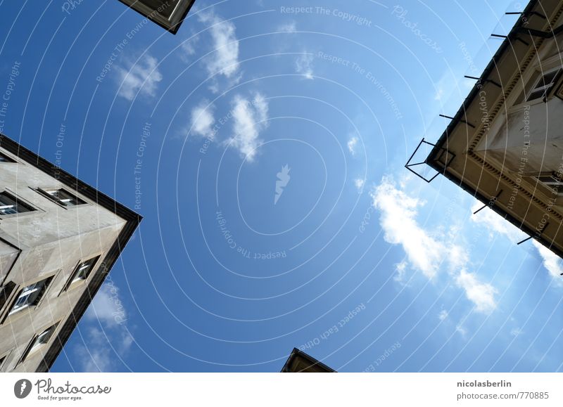 Wetter | Gute Aussichten im X Wohnung Haus Traumhaus Himmel Wolken Sonne Schönes Wetter Kleinstadt Fassade Dach entdecken eckig oben schön Stadt blau
