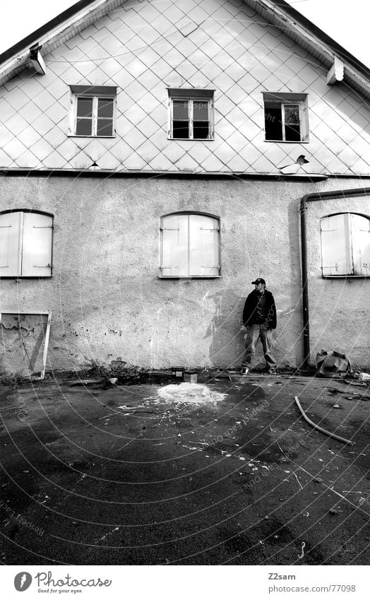 before the old baker Haus stehen spritzen Fleck weiß streichen Fenster Fensterrahmen Mann 6 Farbe malern alt Mensch Schwarzweißfoto scharz/weiss